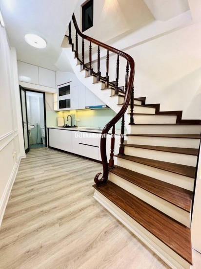 Nhà phố Đê La Thành , Ba Đình , diện tích 31m2, mặt tiền 8.4m, 5 tầng . Giá chỉ 7.2 tỷ